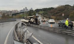 Maltepe'de yola devrilen beton pompası ulaşımı aksattı