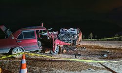 Manisa'da iki otomobilin çarpıştığı kazada 3 kişi öldü, 1 kişi yaralandı