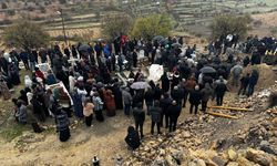 Mardin'deki trafik kazasında ölen anne ve 2 çocuğu ile 1 akrabaları defnedildi