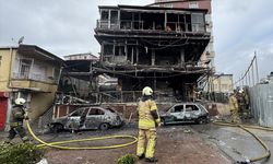 Pendik'te park halindeki 2 otomobil ile bir kafe yandı