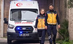 Sağlıkçı çift aynı ambulansta hastaların yardımına koşuyor