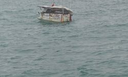 Samsun'da denizde sürüklenen tekne, polis ekiplerince kurtarıldı