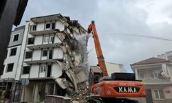 Sındırgı'da ağır hasarlı binaların yıkımı devam ediyor