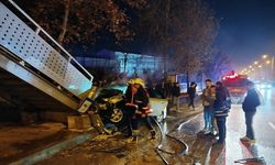 Sinop'ta yaya üst geçidine çarpan otomobildeki 4 kişi yaralandı