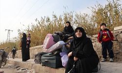 Suriye'nin Halep ilinde PKK/YPG'nin işgal ettiği Eşrefiyye ve Şeyh Maksud'da halk evlerini terk ediyor