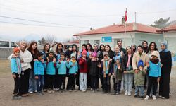 Üniversiteli gönüllü gençler ördükleri atkı ve berelerle köy çocuklarını ısıtıyor