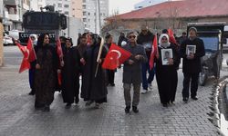 Vanlı aileler, DEM Parti İl Başkanlığı önündeki eylemlerini sürdürdü