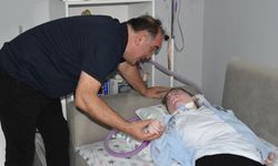 Yatağa bağımlı lizensefali hastası kızlarına ömürlerini adadılar