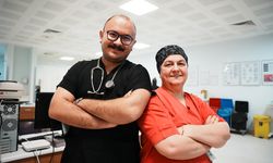 Acil serviste hemşire anne ile doktor oğlu omuz omuza mesai yapıyor