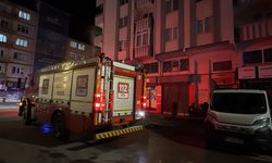 Afyonkarahisar'da apartman dairesinde çıkan yangında 5 kişi dumandan etkilendi