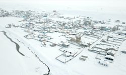 Ağrı'da karla kaplanan tek katlı evler dronla görüntülendi