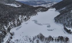 Amasya'daki Boraboy Gölü'nün yüzeyi buzla kaplandı