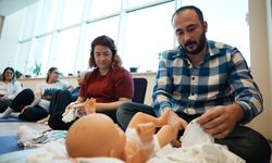 Anne ve baba adayları doğuma gebe okulunda hazırlanıyor