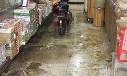 Antalya Serik'te sağanak nedeniyle bazı iş yerlerini su bastı