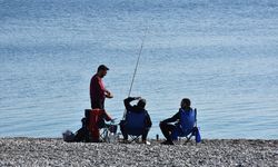 Antalya'da güneşli havayı fırsat bilenler sahillerde yoğunluk oluşturdu