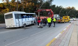 Antalya'da yolcu midibüsü ile otomobilin çarpıştığı kazada 3 kişi yaralandı
