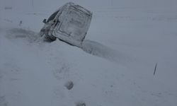 Ardahan'da kara saplanan minibüsteki yolcuları jandarma kurtardı