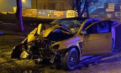 Arnavutköy'de otomobilin elektrik direğine çarpması sonucu 5 kişi yaralandı