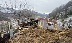 Artvin'de heyelanda ev ve ahır yıkıldı