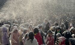 Aydın'da ilkokul öğrencileri karne heyecanını köpükle yaşadı