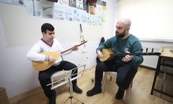 Bağlama çalan görme engelli Taha konser hayaliyle çalışmalarını sürdürüyor