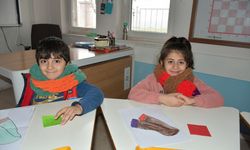 Balıkesir Üniversitesi öğrencileri, ördükleri atkıları Batman'daki köy okuluna karne hediyesi olarak gönderdi