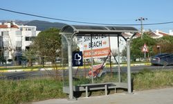 Balıkesir'de babanın kızı 'ıslanmasın' diye yaptığı durak belediye ekiplerince yenilendi