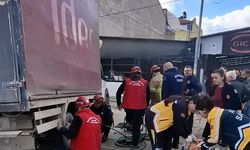 Balıkesir'de kamyonetin altında kalan kişi itfaiye ekiplerince kurtarıldı