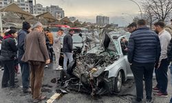 Başkentte otomobilin EGO otobüsü ve 2 araca çarptığı kazada 4 kişi yaralandı