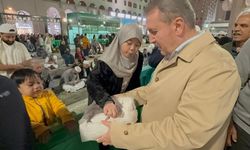 BBP Genel Başkanı Destici, Miraç Kandili dolayısıyla Mescid-i Nebevi'de lokum dağıttı