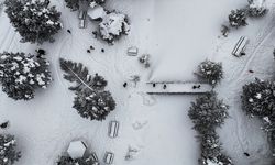 Beyaz örtüyle kaplanan Domaniç Dağları'nda yarıyıl tatili yoğunluğu yaşanıyor