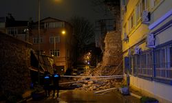 Beyoğlu'nda tarihi metruk binanın duvarı yıkıldı