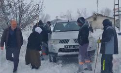 Bingöl'de kardan yolu kapanan köyde rahatsızlanan muhtar ekiplerce hastaneye ulaştırıldı