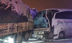 Bingöl'de yolcu otobüsü ile tırın çarpıştığı kazada 3 kişi yaralandı
