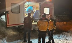Bingöl'de yolu kapanan köydeki hasta UMKE ekiplerince hastaneye ulaştırıldı