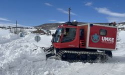 Bingöl'de yolu kapanan mezradaki hastayı UMKE hastaneye ulaştırdı