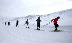 Bitlisli kayakçılar dondurucu soğukta yarışmalara hazırlanıyor