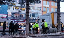 Bitlis'te tırın altında kalan kişi hayatını kaybetti