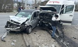 Bolu'da minibüs ile otomobilin çarpıştığı kazada 1 kişi öldü, 9 kişi yaralandı