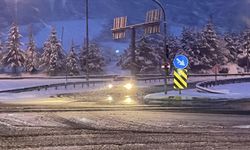 Bolu'da özel öğrenciler aileleri eşliğinde şambrelle karda kaydı