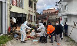 Bursa'da 2 katlı evden 9 kamyon çöp çıktı