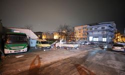 Bursa'da kuvvetli rüzgar nedeniyle duvar araçların üstüne devrildi