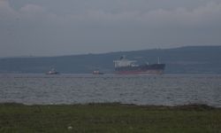 Çanakkale Boğazı'nda arızalanan tanker güvenli bölgeye demirletilecek
