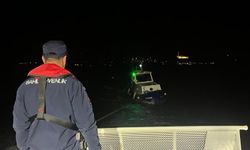 Çanakkale Boğazı'nda arızalanıp sürüklenen teknedeki 3 kişi kurtarıldı