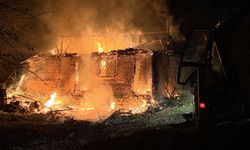 Çorum'da çıkan yangında ev ve depo kullanılamaz hale geldi
