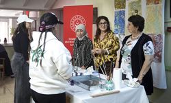 Devlet korumasındaki kız çocukları, huzurevi sakinleriyle ebru yaparak dede ve nine sevgisini yaşadı