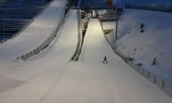 Disiplinle çalışan çocuklar, cesaret gerektiren kayakla atlamaya hazırlanıyor