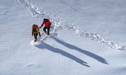 Doğa sporcuları Aladağlar'ın karla kaplı eteklerinde sınırlarını zorluyor
