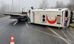 Düzce'de devrilen ambulansta sürücü ile sağlık personeli yaralandı