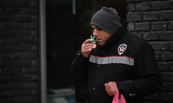 Düzce'de görme engelli seyyar satıcı, 20 yıldır aynı noktada çocukları sevindiriyor